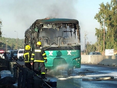 תמונות: האוטובוס שעלה באש בכביש מספר 1