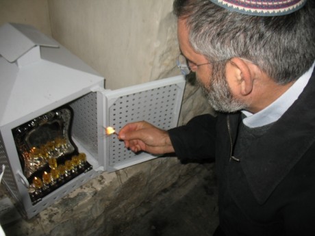 תמונות: אלפים בהדלקת נרות חנוכה בקבר יוסף בשכם