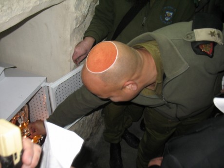 תמונות: אלפים בהדלקת נרות חנוכה בקבר יוסף בשכם