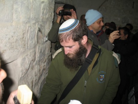 תמונות: אלפים בהדלקת נרות חנוכה בקבר יוסף בשכם