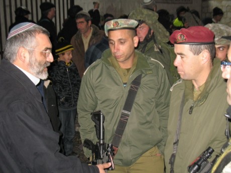 תמונות: אלפים בהדלקת נרות חנוכה בקבר יוסף בשכם