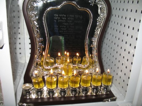 תמונות: אלפים בהדלקת נרות חנוכה בקבר יוסף בשכם