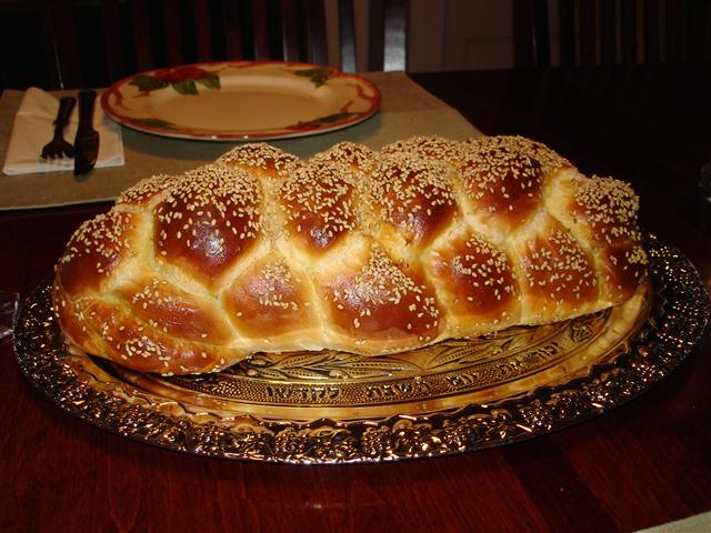 האם מותר לי להשתמש בשבת במישהו שלא מחמיר?