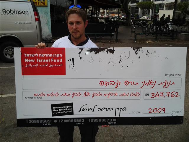 רעננים במשרדי 'נאמני' עם צ'קים מהקרן לישראל חדשה