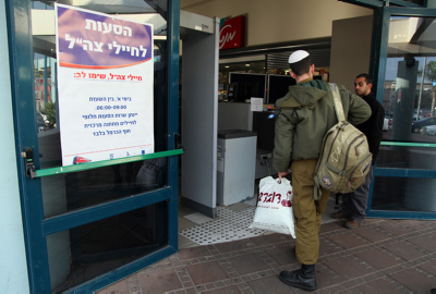 החיילים נתבקשו לשלם ברכבת. הבני"שים נסעו בחינם