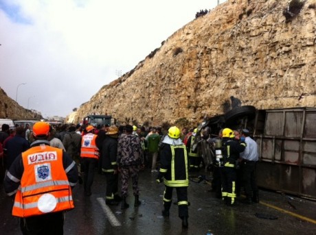 5 ילדים פלסטינים נהרגו בתאונה קשה בין משאית לאוטובוס