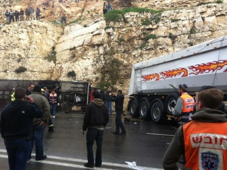5 ילדים פלסטינים נהרגו בתאונה קשה בין משאית לאוטובוס