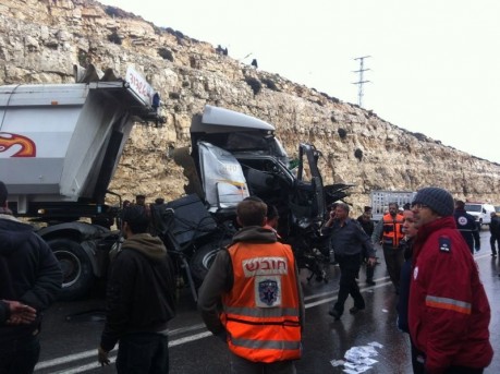 5 ילדים פלסטינים נהרגו בתאונה קשה בין משאית לאוטובוס