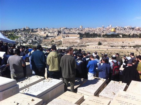 30 שנה: מאות עלו לציון קברו של הרב צבי יהודה קוק זצ"ל