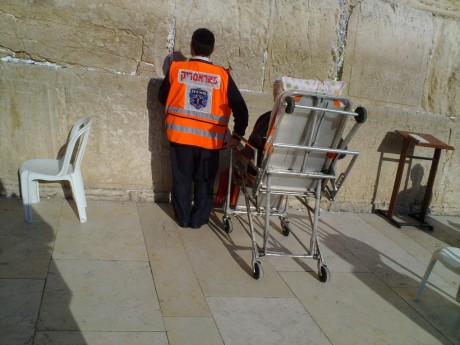 המשאלה של החולה הסופני: להתפלל בכותל המערבי