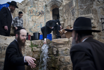תמונות: שאיבת 'מים שלנו' ממעיין ליד ירושלים