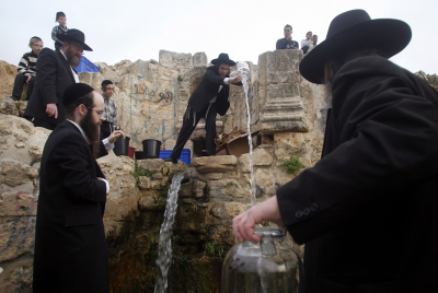 תמונות: שאיבת 'מים שלנו' ממעיין ליד ירושלים