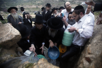 תמונות: שאיבת 'מים שלנו' ממעיין ליד ירושלים