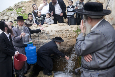 תמונות: שאיבת 'מים שלנו' ממעיין ליד ירושלים