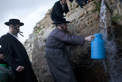 תמונות: שאיבת 'מים שלנו' ממעיין ליד ירושלים