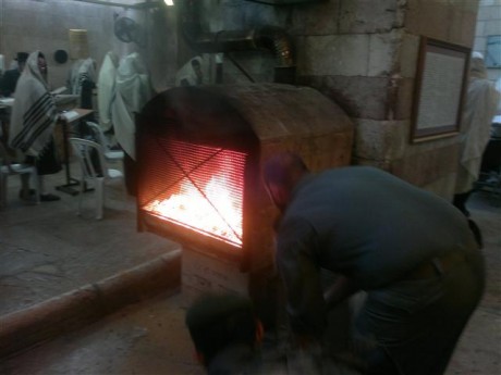 שרפה פרצה במערת המכפלה שפונתה חלקית ממתפללים