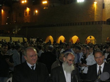 אלפים בכותל המערבי בתפילת ליל יום העצמאות