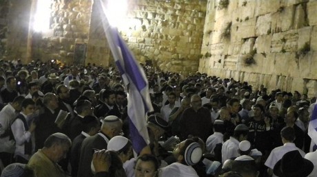 אלפים בכותל המערבי בתפילת ליל יום העצמאות