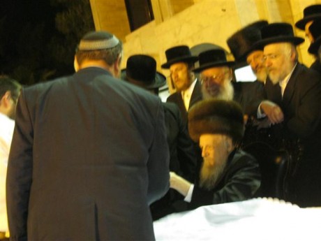 השר הרשקוביץ בחגיגת ל"ג בעומר של חסידות ויז'ניץ