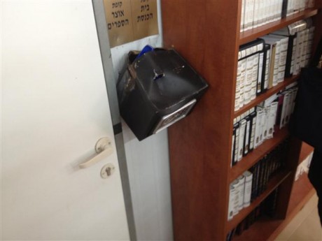 בית הכנסת נפרץ, ספרי התורה נקרעו והושלכו על הרצפה