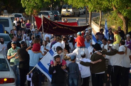 בתפוח הכתירו את רב הישוב; הרב טאו בא לחלוק כבוד