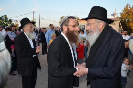 בתפוח הכתירו את רב הישוב; הרב טאו בא לחלוק כבוד