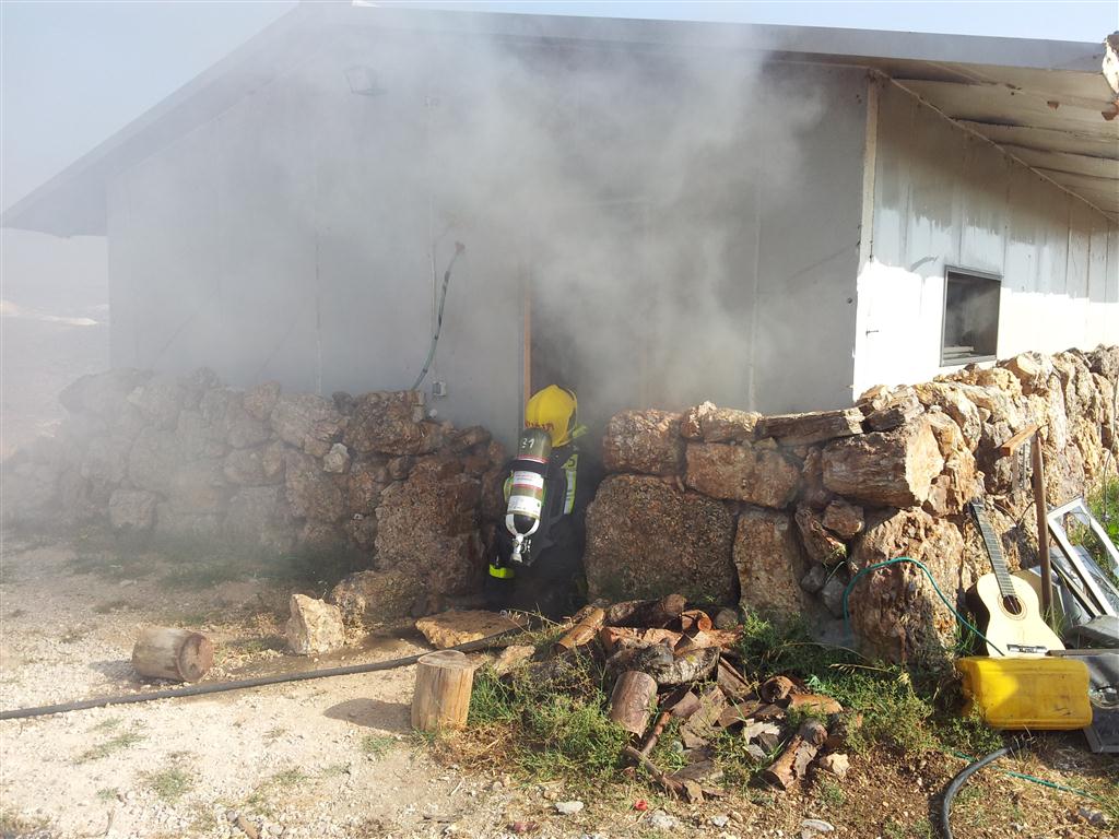 ערבים הציתו בית בחוות גלעד; המתנחלים זועמים