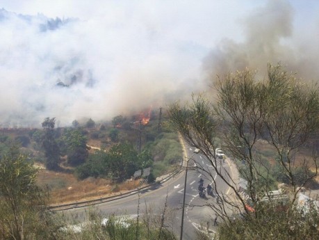 שריפת הענק: כביש מס' 1 נסגר; תושבים פונו מבתיהם