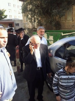 נאמן ניחם את משפחת הרב אלישיב וגלגלי רכבו נוקבו
