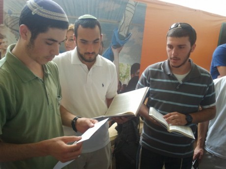 חיילי ההסדר מתגייסים עם גמרא ביד: סיום מסכת בבקו"ם