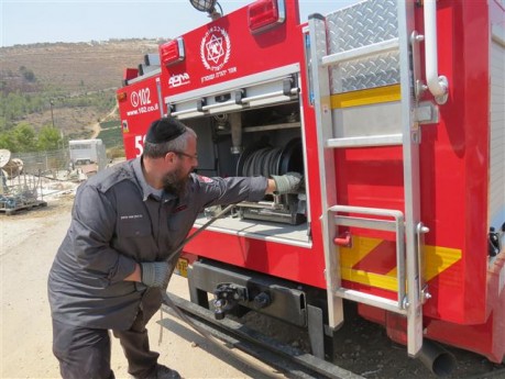 דליקה כובתה בסמיכות לגדר הישוב דולב; חשד להצתה