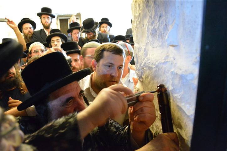 האדמו"ר מויזניץ ביקר באלון מורה וקבע מזוזה בקבר יוסף