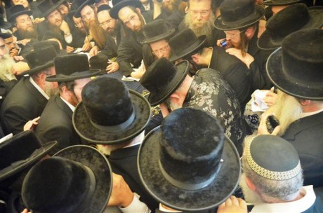 האדמו"ר מויזניץ ביקר באלון מורה וקבע מזוזה בקבר יוסף