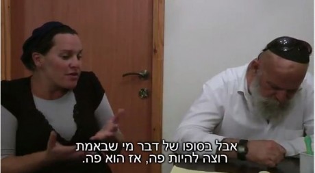 תיעוד מצולם: על הגג במגרון שוטרים מאיימים על נערים