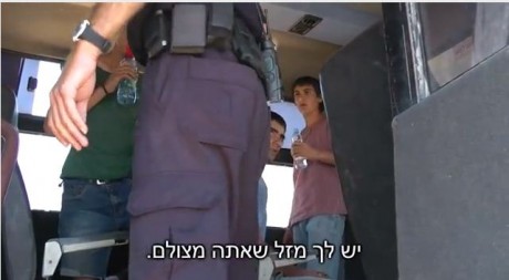 תיעוד מצולם: על הגג במגרון שוטרים מאיימים על נערים