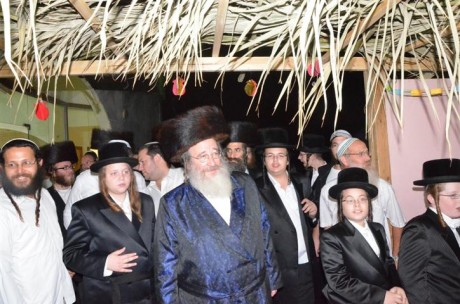 אושפיזין בשומרון: האדמו"ר מספינקא ערך טיש ביצהר