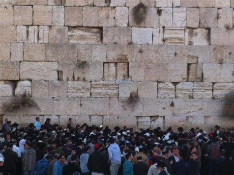 אלפים בכותל המערבי בתפילה לשלום חיילי צה"ל
