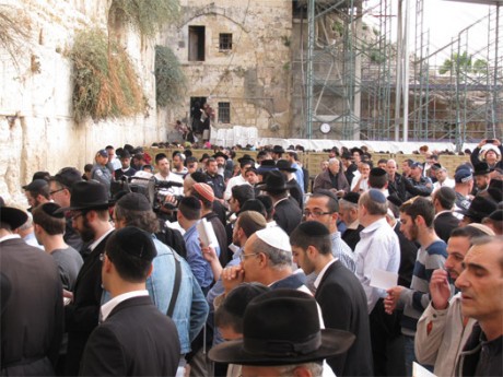 אלפים בכותל המערבי בתפילה לשלום חיילי צה"ל