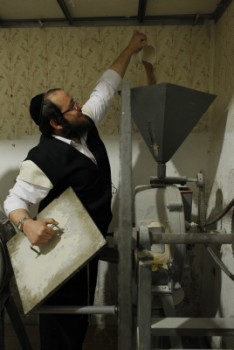 עוד מעט פסח: במאה שערים התחילו לטחון קמח למצות