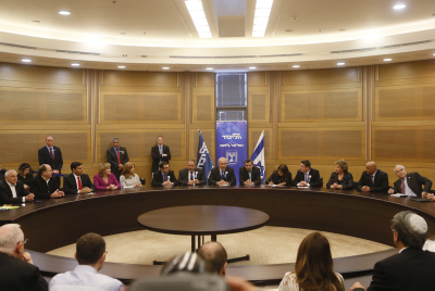 לפני ההשבעה: חוטובלי קיבלה זר פרחים ענק לאירוסיה
