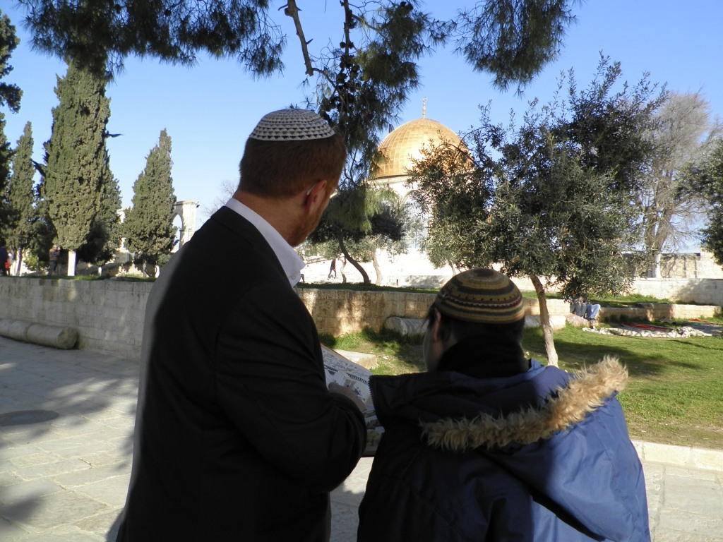 הורחק בגלל עלינו לשבח, שב אל הקודש בתפילת הלל