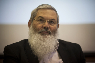 "רב שלא גר במקום הוא משמש ברבנות, גוזל את הציבור"