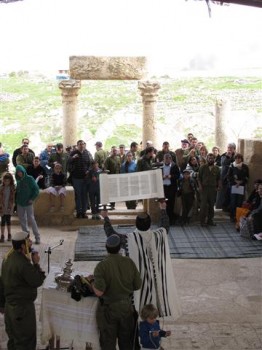 לזכרם: ספר תורה בגדוד שאיבד 13 לוחמים ב'חומת מגן'