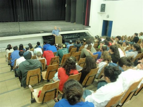 תנועת 'עזרא': איפה אנחנו מול הפייסבוק והסמרטפון