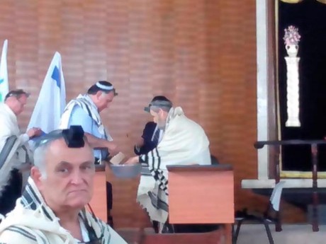 יש כבוד: ראש העיר חיפה נוטל ידיים לרב שאר ישוב כהן
