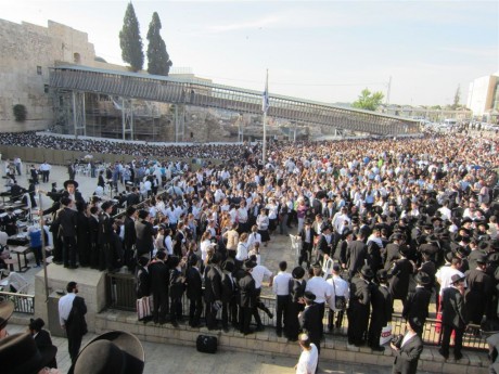 צפו: אלפים מחו נגד נשות הכותל ברחבת הכותל המערבי