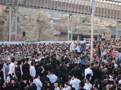 צפו: אלפים מחו נגד נשות הכותל ברחבת הכותל המערבי