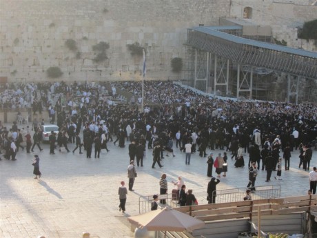 צפו: אלפים מחו נגד נשות הכותל ברחבת הכותל המערבי