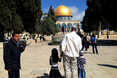שו"ת סמס: הרה"ר אוסרת עליה להר הבית והיא הקובעת
