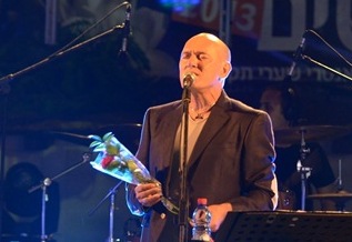 צפו: שלומי שבת מקדיש שר לרפואת אדל ביטון